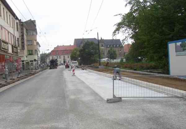 Fahrbahnbereiche beider Haltestellen Am Markt aus Beton